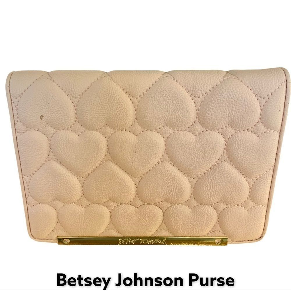 BETSEY JOHNSONS Light pink heart detail small gold chain purse. - Picture 3 of 9